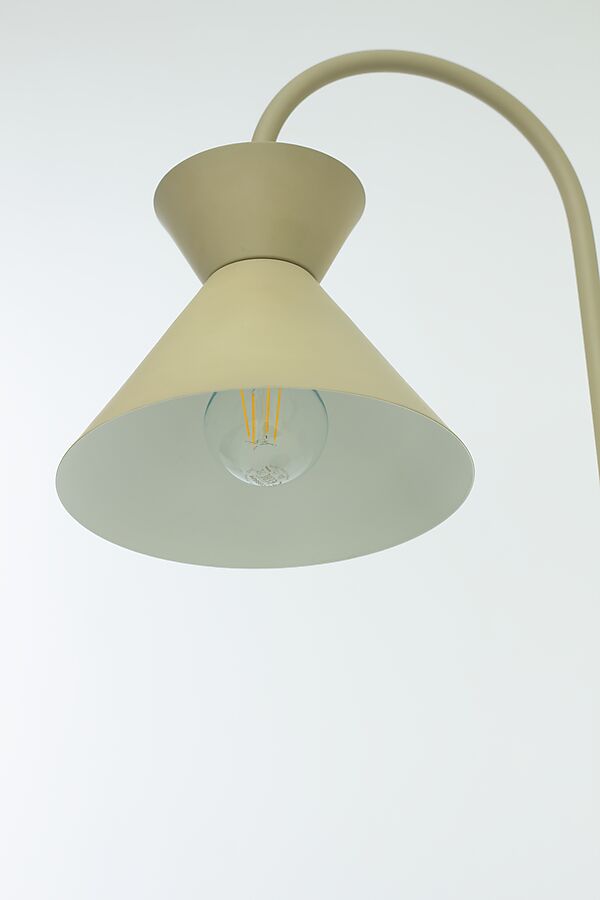 Coni Beige gulvlampe Fra Aneta Lighting - Den dejlige Coni gulvlampe i et moderne design harmonerer med både et klassisk og landligt interiør.