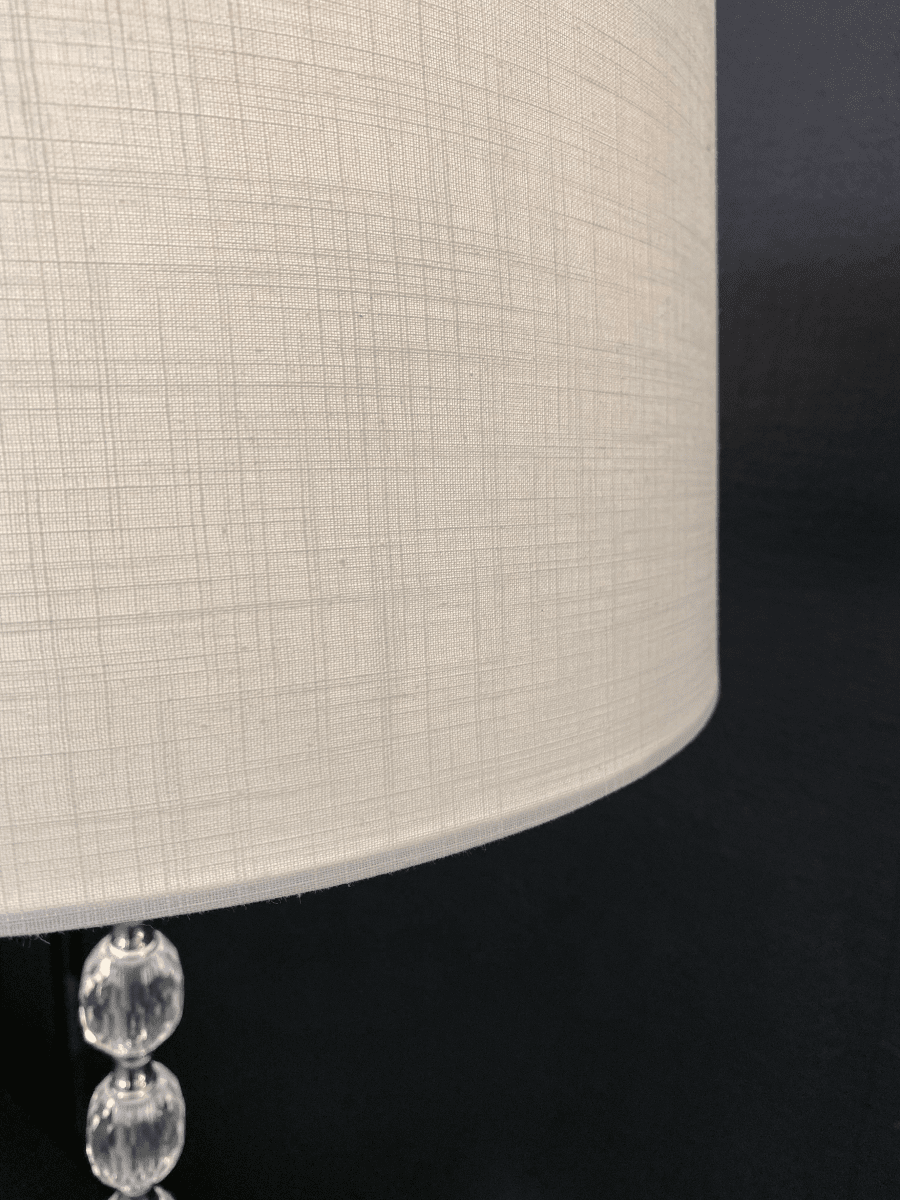 Johanna Chrom gulvlampe Fra Aneta Lighting - Johanna gulvlampe er en rigtig klassiker i forkromet metal med prisme dekorative knopper lavet af den fineste akryl og hvid tekstilsk&aelig;rm.