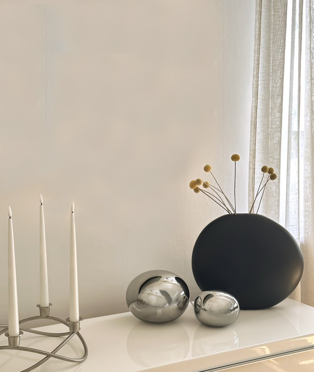 Globus 14cm Røgfarvet bordlampe Fra Aneta Lighting - Globus bordlampe i r&oslash;get glas med en lyskilde inde i glaskuglen, der giver et dekorativt og behageligt lys.