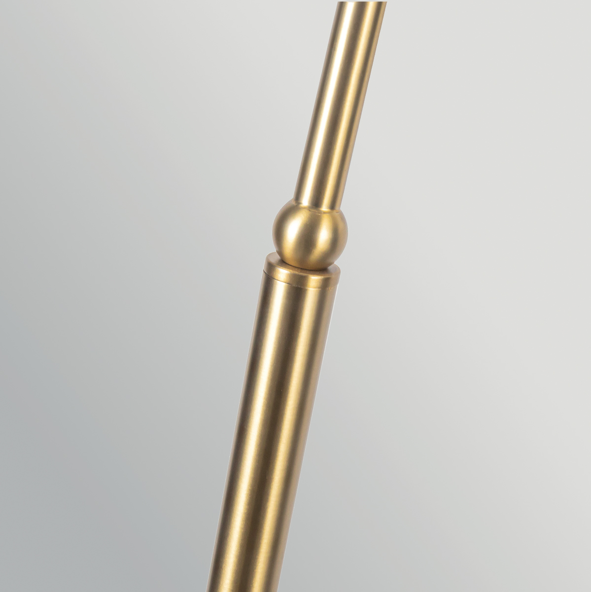 Crosby Børstet guld gulvlampe Fra Elstead Lighting - Metalstellet har en b&oslash;rstet guldfinish og en bl&oslash;dt buet arm, der giver lampen et karakteristisk udtryk.