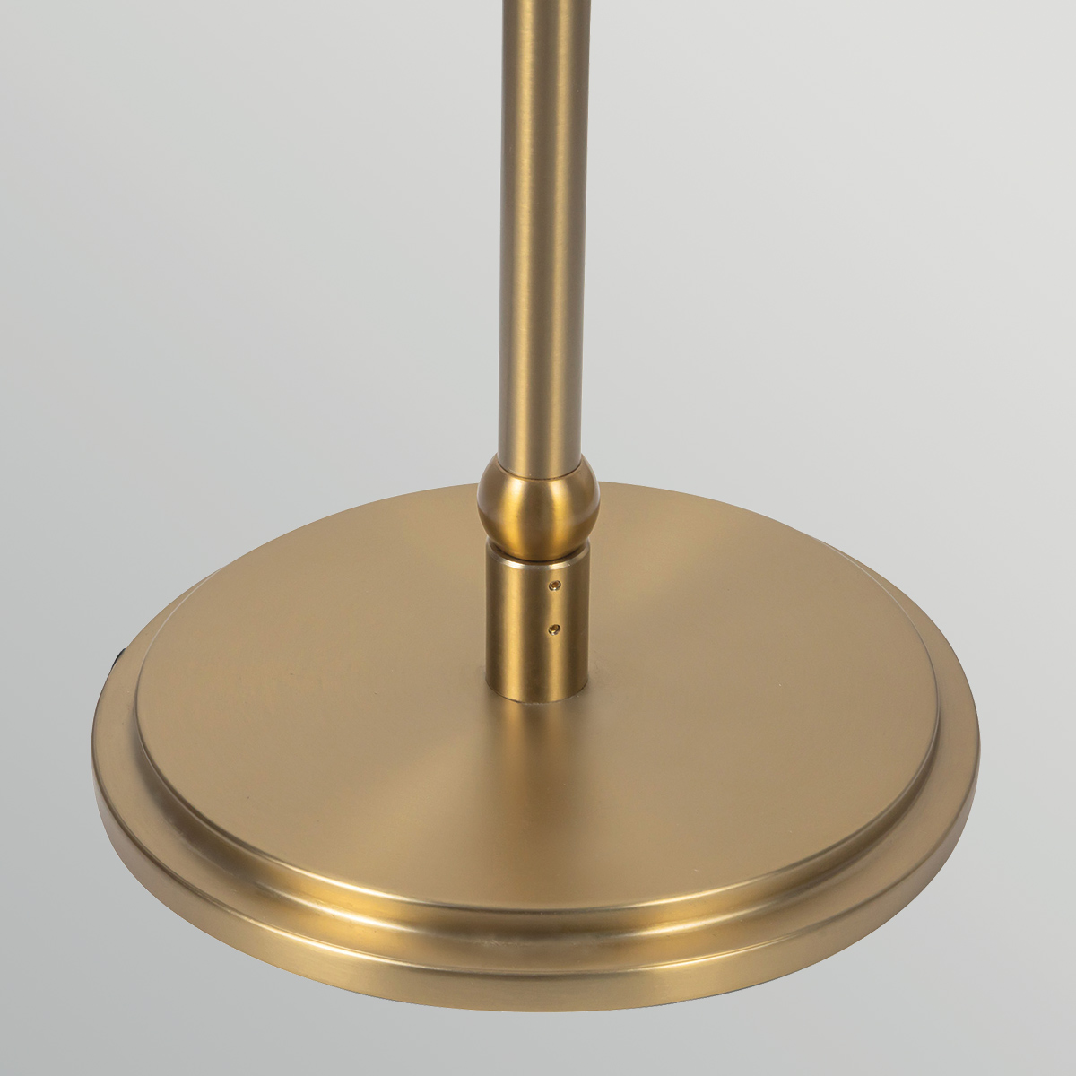 Crosby Børstet guld gulvlampe Fra Elstead Lighting - Metalstellet har en b&oslash;rstet guldfinish og en bl&oslash;dt buet arm, der giver lampen et karakteristisk udtryk.