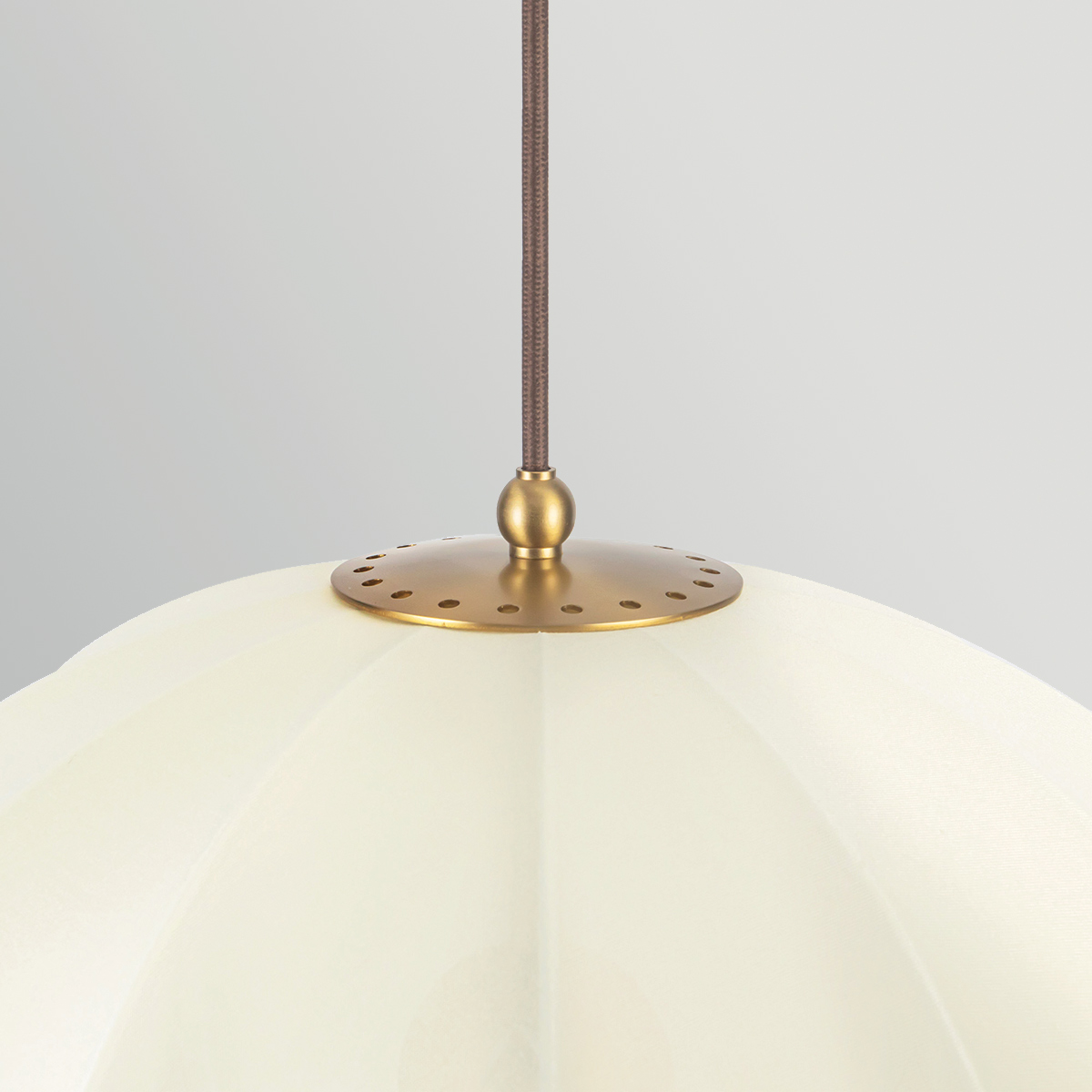 Crosby Ø45 Børstet guld loftslampe Fra Elstead Lighting - Lampen er lavet af metal med en b&oslash;rstet guldfinish og er kombineret med en buet sk&aelig;rm i tyndt, let stof, der lader lyset skinne flot igennem.