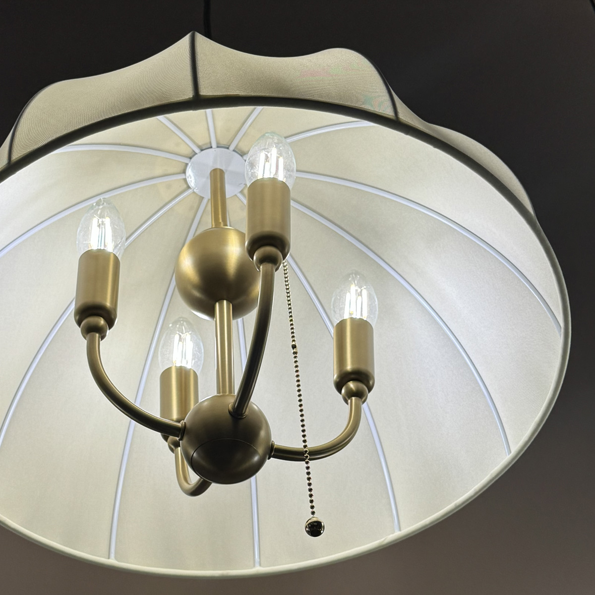 Crosby Ø45 Børstet guld loftslampe Fra Elstead Lighting - Lampen er lavet af metal med en b&oslash;rstet guldfinish og er kombineret med en buet sk&aelig;rm i tyndt, let stof, der lader lyset skinne flot igennem.