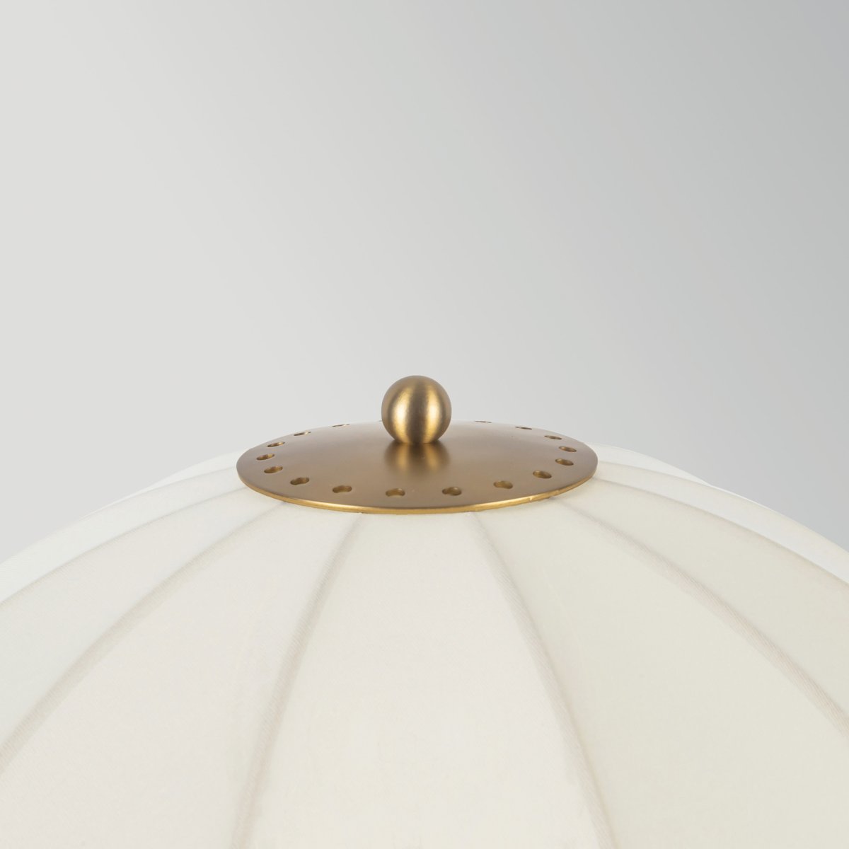 Crosby 70cm Cremet hvid bordlampe Fra Elstead Lighting - Designet er inspireret af klassiske parasoller og suppleres af en hv&aelig;lvet lampesk&aelig;rm i tyndt, let stof.