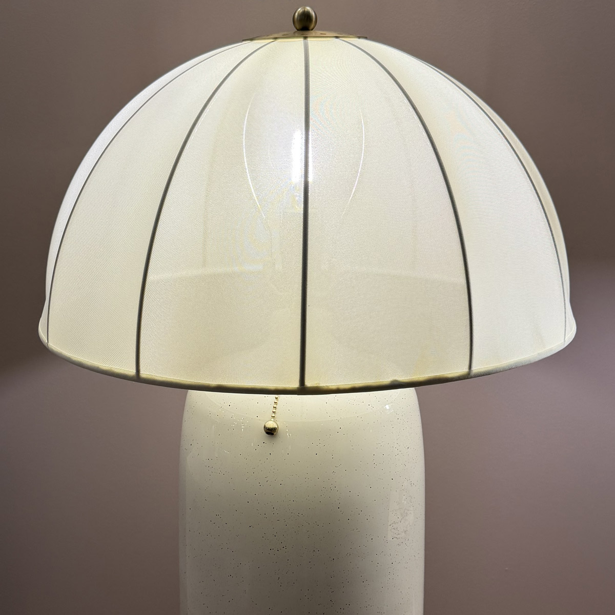 Crosby 70cm Cremet hvid bordlampe Fra Elstead Lighting - Designet er inspireret af klassiske parasoller og suppleres af en hv&aelig;lvet lampesk&aelig;rm i tyndt, let stof.