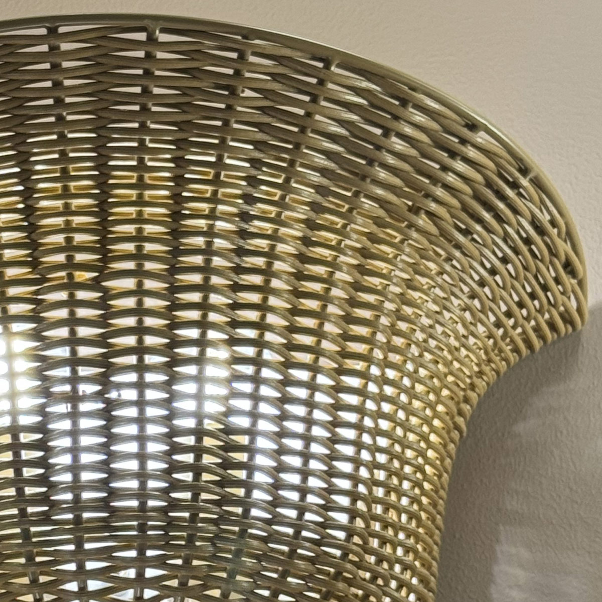 Kai 25cm Natur væglampe Fra Elstead Lighting - Den naturfarvede rotting giver lampen et varmt og hyggeligt udtryk, mens detaljerne i b&oslash;rstet guldfinish skaber en flot kontrast.