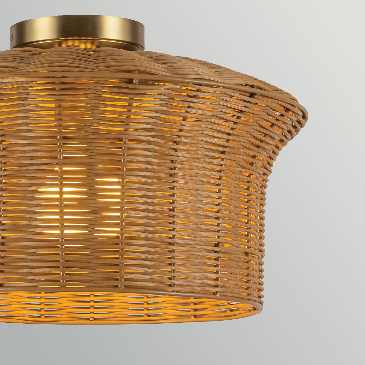 Kai Ø40 Natur plafond Fra Elstead Lighting - Den naturfarvede rotting giver lampen et varmt og hyggeligt udtryk, mens detaljerne i b&oslash;rstet guldfinish skaber en flot kontrast.