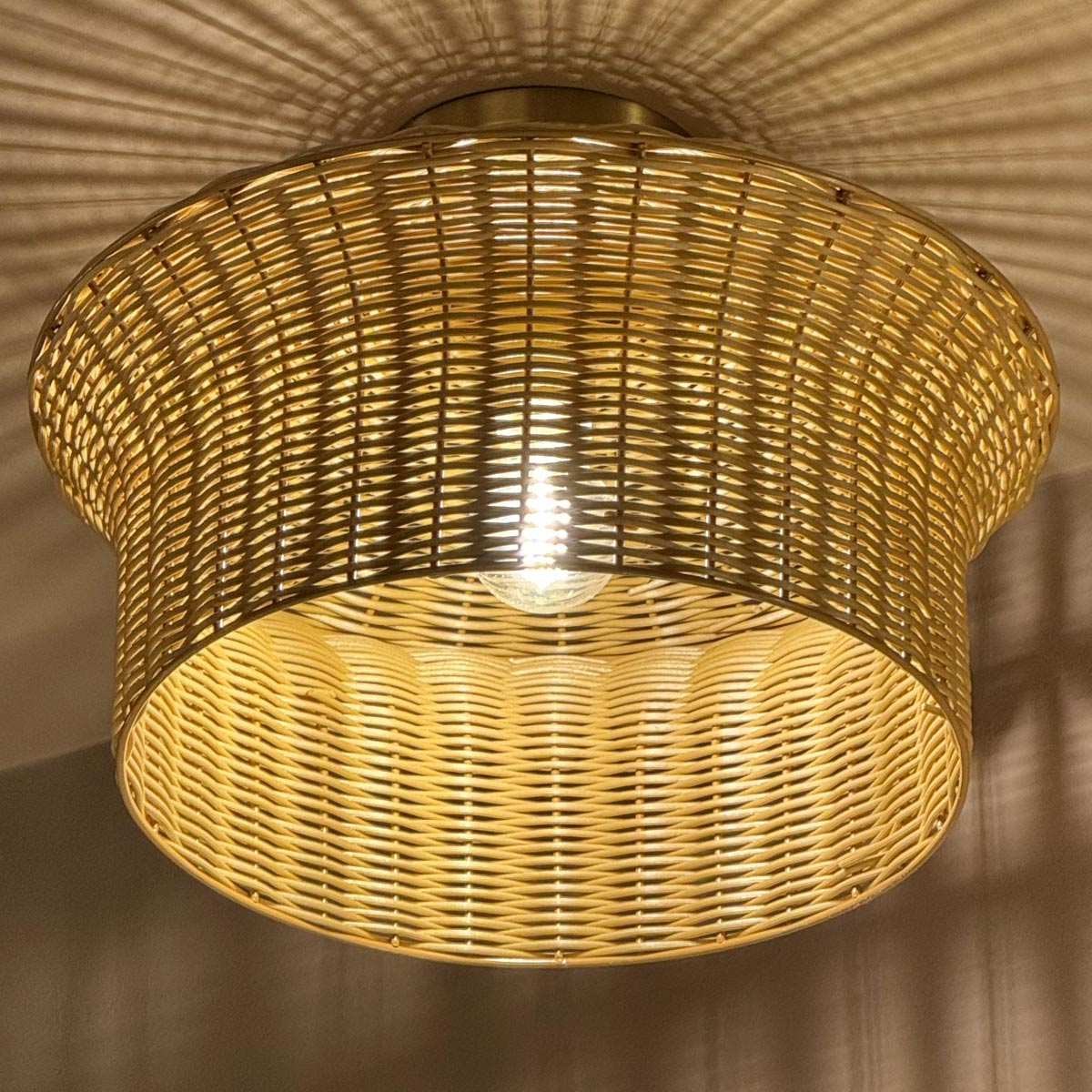 Kai Ø40 Natur plafond Fra Elstead Lighting - Den naturfarvede rotting giver lampen et varmt og hyggeligt udtryk, mens detaljerne i b&oslash;rstet guldfinish skaber en flot kontrast.