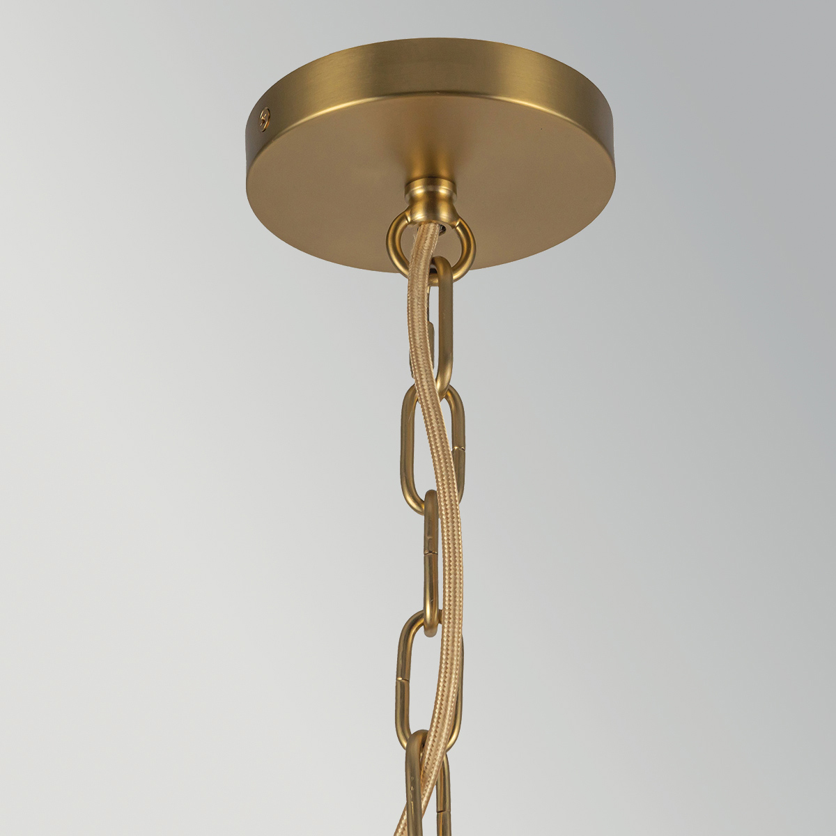 Kai Ø28 Natur loftslampe Fra Elstead Lighting - Den naturfarvede rotting giver lampen et varmt og hyggeligt udtryk, mens detaljerne i b&oslash;rstet guldfinish skaber en flot kontrast.
