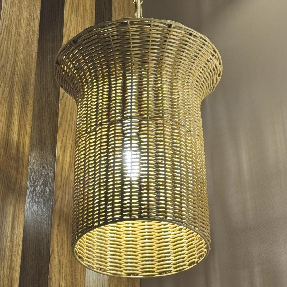 Kai Ø28 Natur loftslampe Fra Elstead Lighting - Den naturfarvede rotting giver lampen et varmt og hyggeligt udtryk, mens detaljerne i b&oslash;rstet guldfinish skaber en flot kontrast.