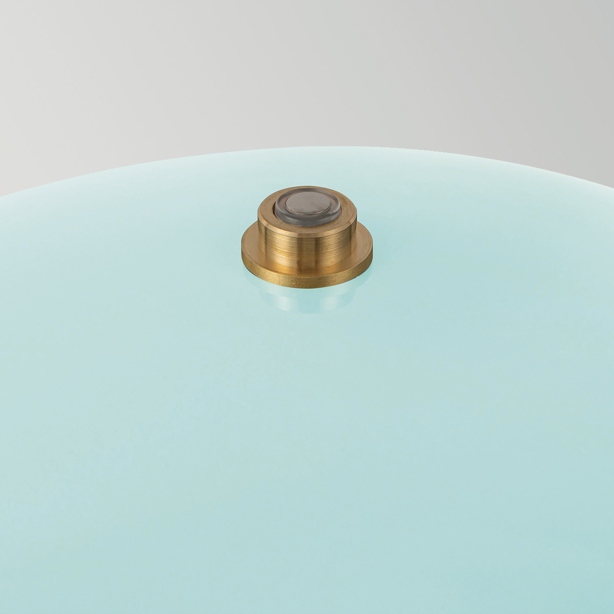 Poppy 35cm Lyseblå bordlampe Fra Elstead Lighting - Poppy er en dekorativ bordlampe med bl&oslash;de former og en blank sk&aelig;rm kombineret med messingdetaljer.
