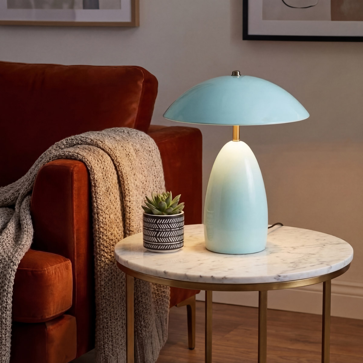 Poppy 35cm Lyseblå bordlampe Fra Elstead Lighting - Poppy er en dekorativ bordlampe med bl&oslash;de former og en blank sk&aelig;rm kombineret med messingdetaljer.