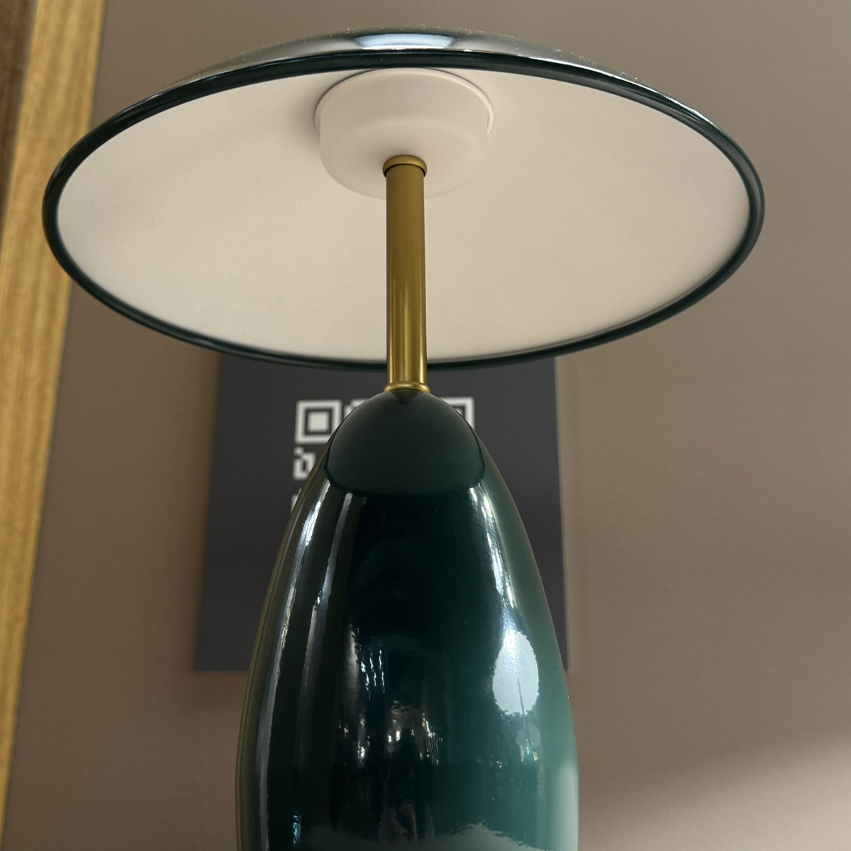 Poppy 35cm Grøn bordlampe Fra Elstead Lighting - Poppy er en dekorativ bordlampe med bl&oslash;de former og en dyb m&oslash;rkegr&oslash;n farve, der er kombineret med messingdetaljer.