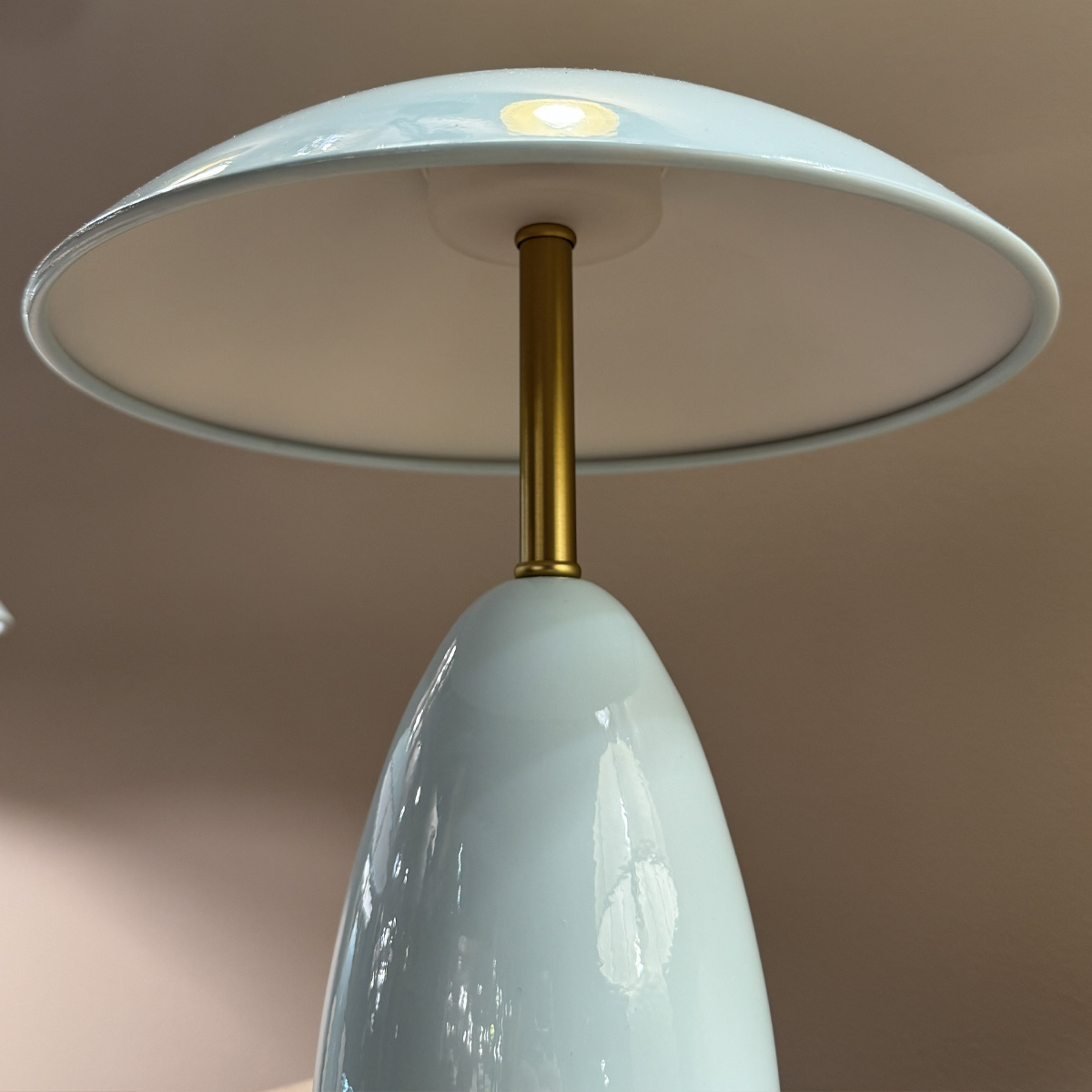 Poppy 27cm Lyseblå bærbar Fra Elstead Lighting - Poppy har en integreret 3W LED med en lysstr&oslash;m p&aring; 112 lumen og er d&aelig;mpbar i tre niveauer.