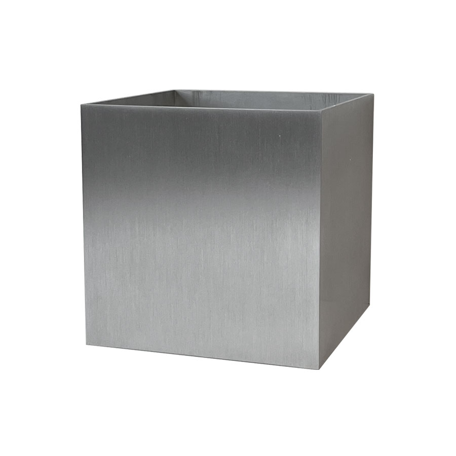 Alu Box 12cm Aluminium væglampe Fra Lampan - Det unikke design skaber et smukt opad- og nedadg&aring;ende lys, der falder bl&oslash;dt mod v&aelig;ggen og giver rummet en behagelig og indbydende atmosf&aelig;re.