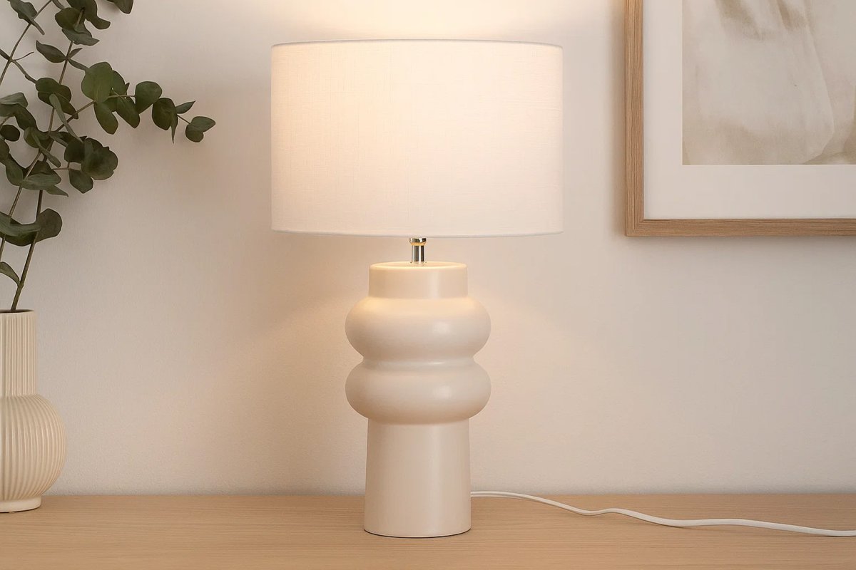 Anelli 56cm Hvid bordlampe Fra Nordic Lighting - Perfekt til at skabe en varm og indbydende atmosf&aelig;re i b&aring;de stue og sovev&aelig;relse.