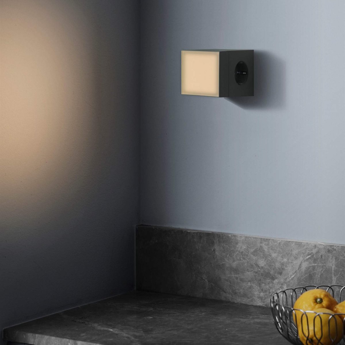 LAMP 1 - EU Grøn Fra Avolt - Denne praktiske lille lampe tilsluttes direkte til stikkontakten (230V) og er perfekt som natlampe eller stemningsbelysning i gangen, sovev&aelig;relset eller andre rum, hvor du &oslash;nsker et bl&oslash;dt lys.