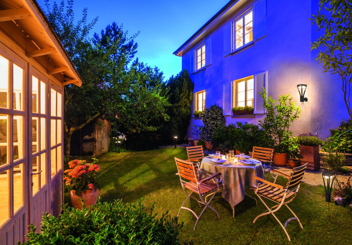 Bouquet Sensor Sort solcellelampe Fra Ledvance - Den indbyggede PIR-bevægelsessensor og dagslyssensor tænder automatisk lampen, når der er bevægelse i mørket, hvilket giver både sikkerhed og energieffektivitet.