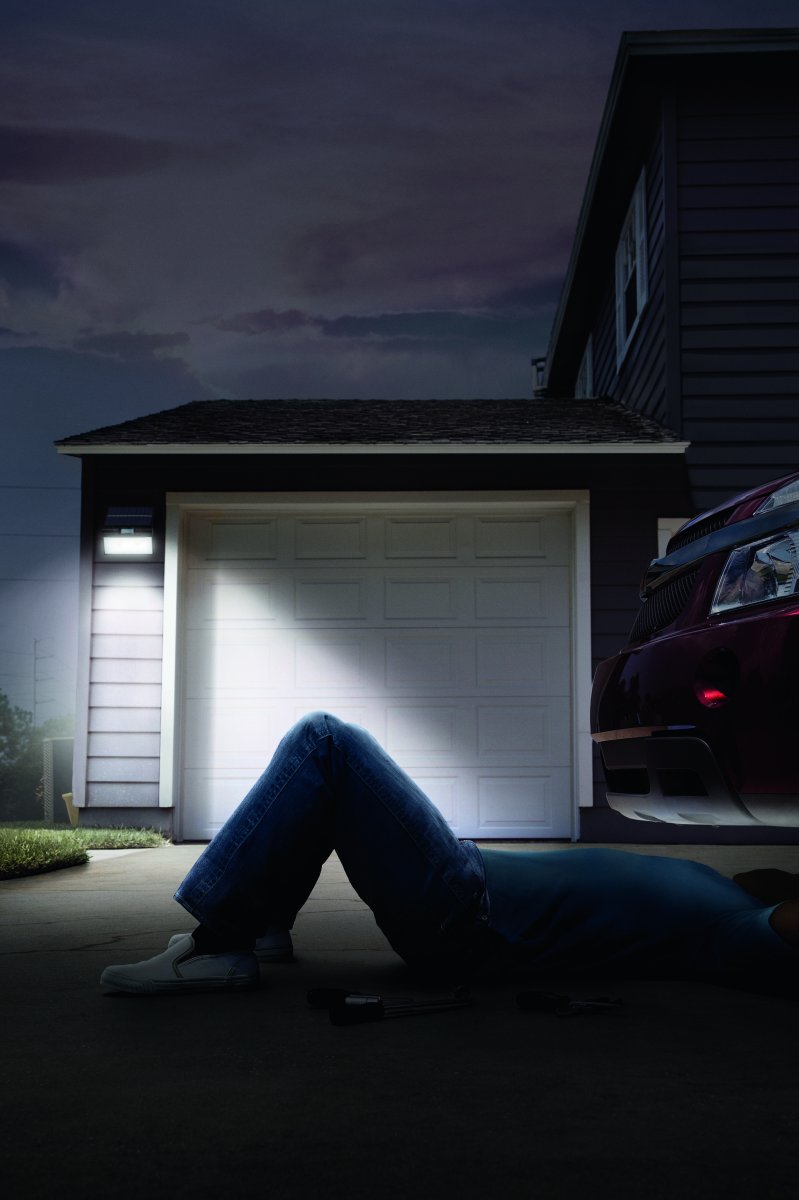 Flood Double Sensor 2W Mørkegrå solcellelampe Fra Ledvance - Den indbyggede PIR-bev&aelig;gelsessensor og dagslyssensor t&aelig;nder automatisk lampen, n&aring;r der er bev&aelig;gelse i m&oslash;rket, hvilket giver b&aring;de sikkerhed og energieffektivitet.