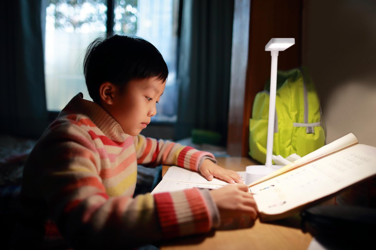 Panan Fold 30cm Hvid bærbar Fra Ledvance - Panan Fold &auml;r en modern bordslampa som dessutom &auml;r portabel.