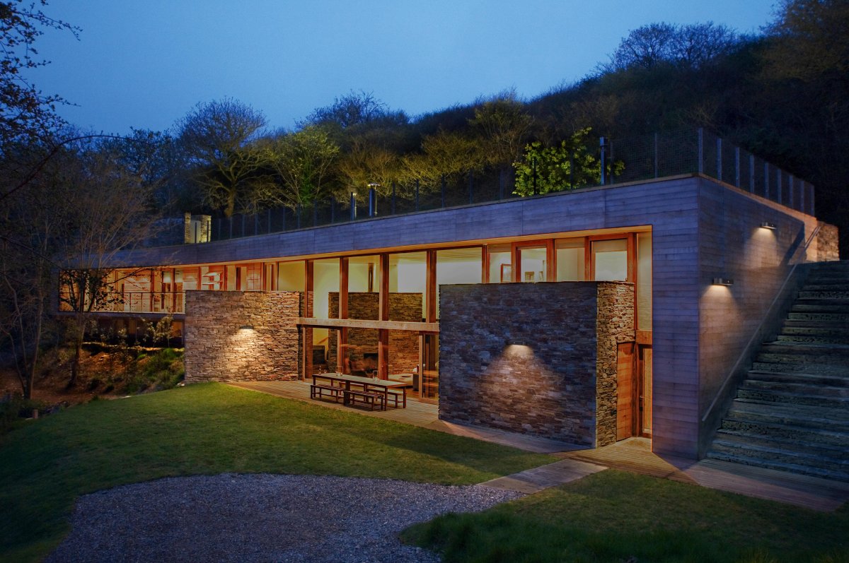 Oval S Sensor Sort solcellelampe Fra Ledvance - Fremstillet af rustfrit st&aring;l og med en IP44-klassificering er den b&aring;de vejrbestandig og robust.