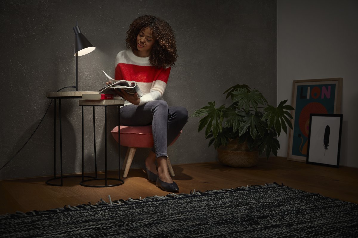 Tokio 44cm Sort skrivebordslampe Fra Ledvance - Lampen har en integreret LED p&aring; 5W med 420lm og 3000K varmt hvidt lys.