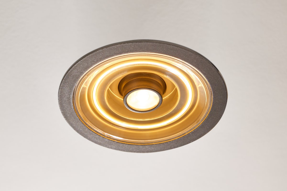 Decor Filament Halo 7W Aluminium Fra - I det f&oslash;rste trin skinner det lille spotlight i midten, i det andet trin lyser kun cirklen omkring det, og i det tredje trin skinner de begge p&aring; samme tid.