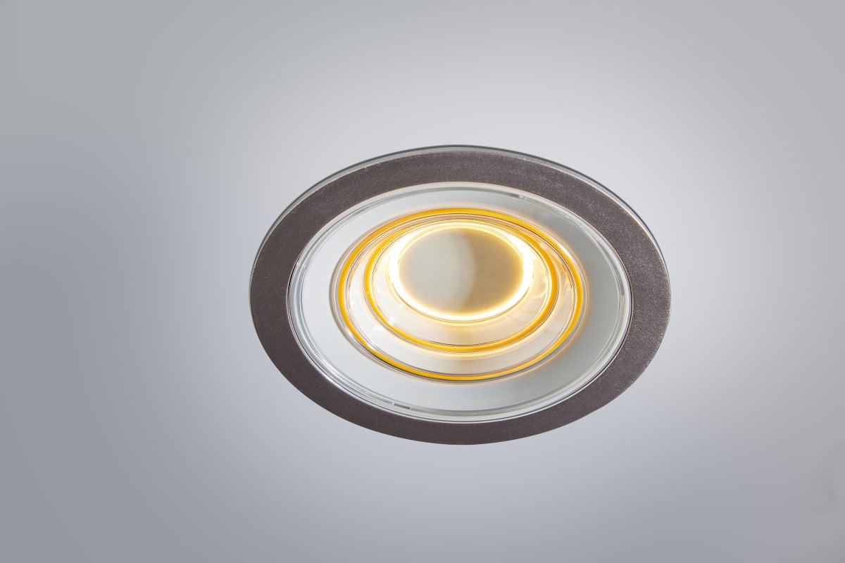 Decor Filament Ripple 9W Aluminium Fra Ledvance - Spotlyset har tre forskellige lyspunkter, en lille centreret cirkel, en st&oslash;rre midtercirkel og en st&oslash;rre ydre cirkel.