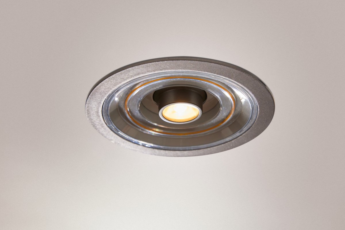 Decor Filament Halo 7W Aluminium Fra - I det f&oslash;rste trin skinner det lille spotlight i midten, i det andet trin lyser kun cirklen omkring det, og i det tredje trin skinner de begge p&aring; samme tid.