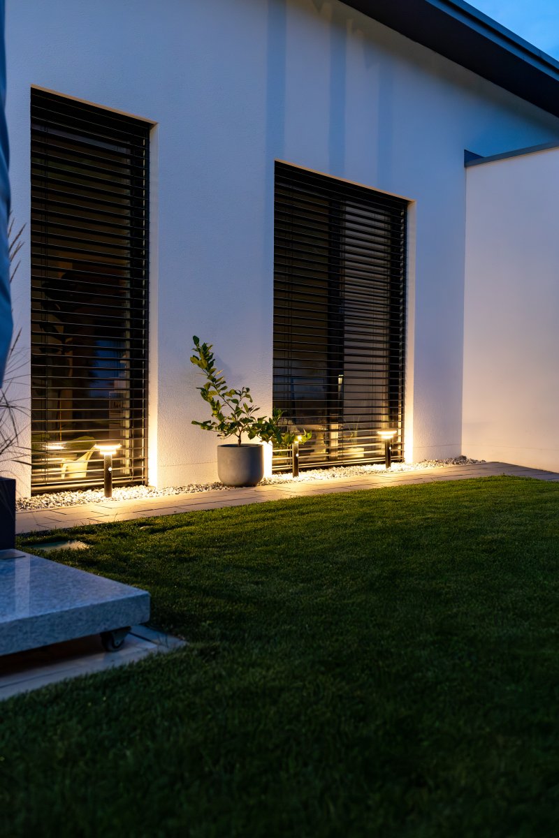 Double Circle Sensor Sort solcellelampe Fra Ledvance - Den indbyggede PIR-bevægelsessensor og dagslyssensor tænder automatisk lampen, når der er bevægelse i mørket, hvilket giver både sikkerhed og energieffektivitet.