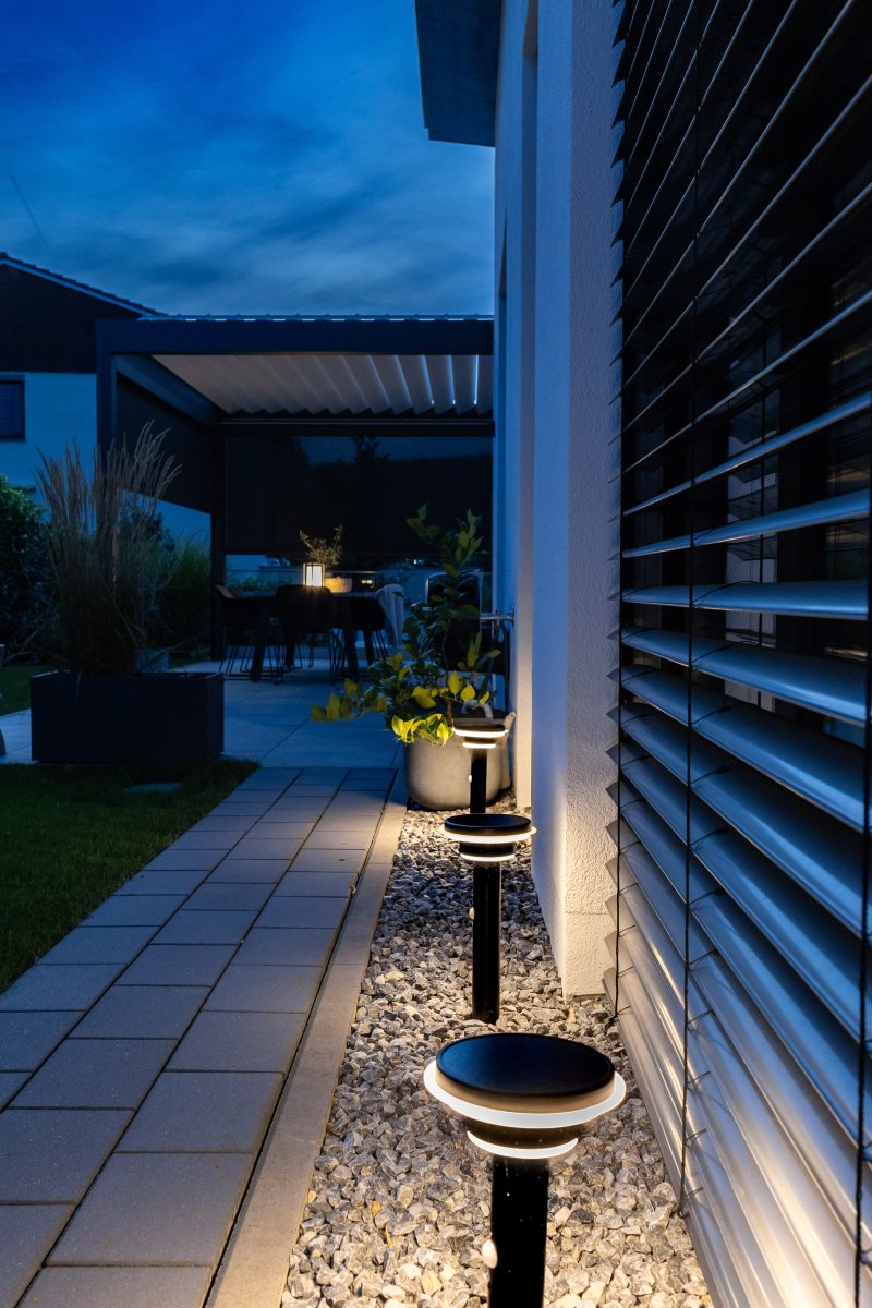 Double Circle Sensor Sort solcellelampe Fra Ledvance - Den indbyggede PIR-bevægelsessensor og dagslyssensor tænder automatisk lampen, når der er bevægelse i mørket, hvilket giver både sikkerhed og energieffektivitet.