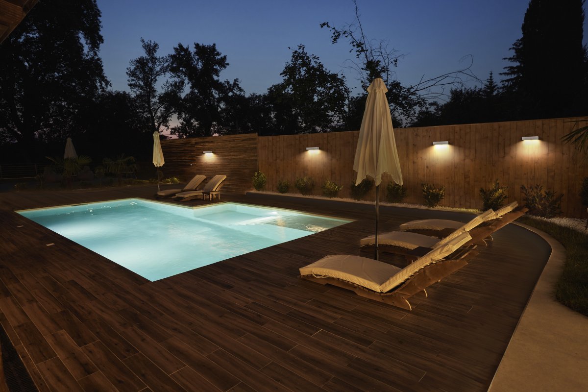 Bricklume Sensor Hvid solcellelampe Fra Ledvance - Den indbyggede PIR-bev&aelig;gelsessensor og dagslyssensor t&aelig;nder automatisk lampen, n&aring;r der er bev&aelig;gelse i m&oslash;rket, hvilket giver b&aring;de sikkerhed og energieffektivitet.