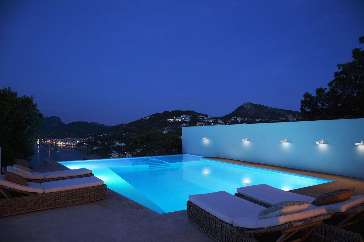 Bricklume Sensor Hvid solcellelampe Fra Ledvance - Den indbyggede PIR-bevægelsessensor og dagslyssensor tænder automatisk lampen, når der er bevægelse i mørket, hvilket giver både sikkerhed og energieffektivitet.