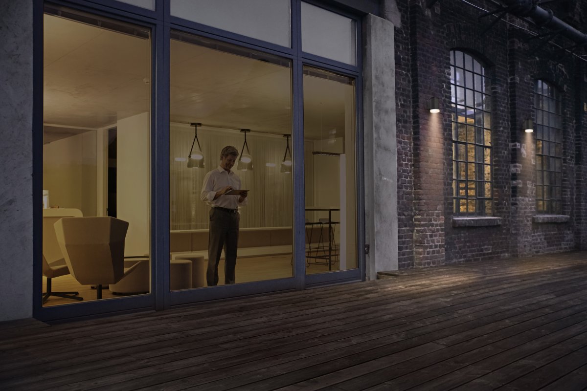 Oxford Mørkegrå solcellelampe Fra Ledvance - Fremstillet af rustfrit stål og med en IP44-klassificering er den både vejrbestandig og robust.