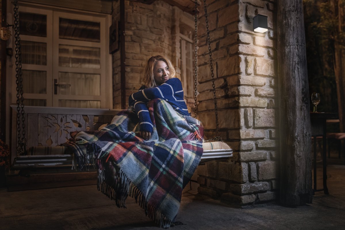 Quadro Mørkegrå solcellelampe Fra Ledvance - Med en IP65-klassificering er den vejrbestandig, perfekt til indgange, garager og gangbroer.