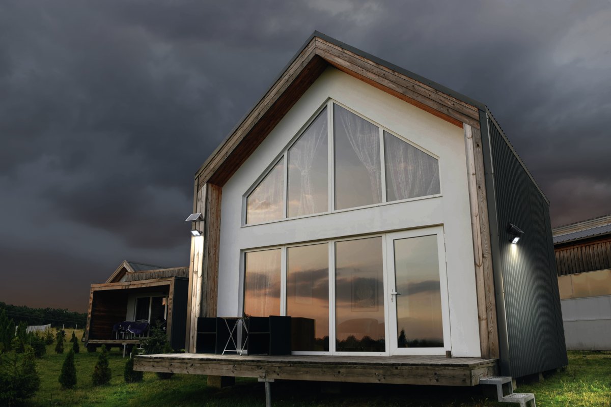 Flood Sensor 10W Sort solcellelampe Fra Ledvance - Den indbyggede PIR-bev&aelig;gelsessensor og dagslyssensor t&aelig;nder automatisk lampen, n&aring;r der er bev&aelig;gelse i m&oslash;rket, hvilket giver b&aring;de sikkerhed og energieffektivitet.