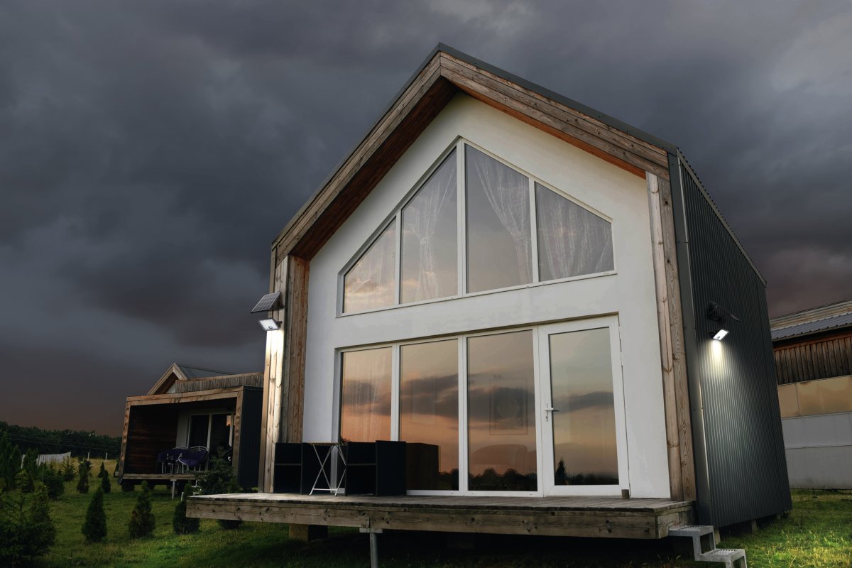 Flood Sensor 30W Sort solcellelampe Fra Osram - Den indbyggede PIR-bev&aelig;gelsessensor og dagslyssensor t&aelig;nder automatisk lampen, n&aring;r der er bev&aelig;gelse i m&oslash;rket, hvilket giver b&aring;de sikkerhed og energieffektivitet.