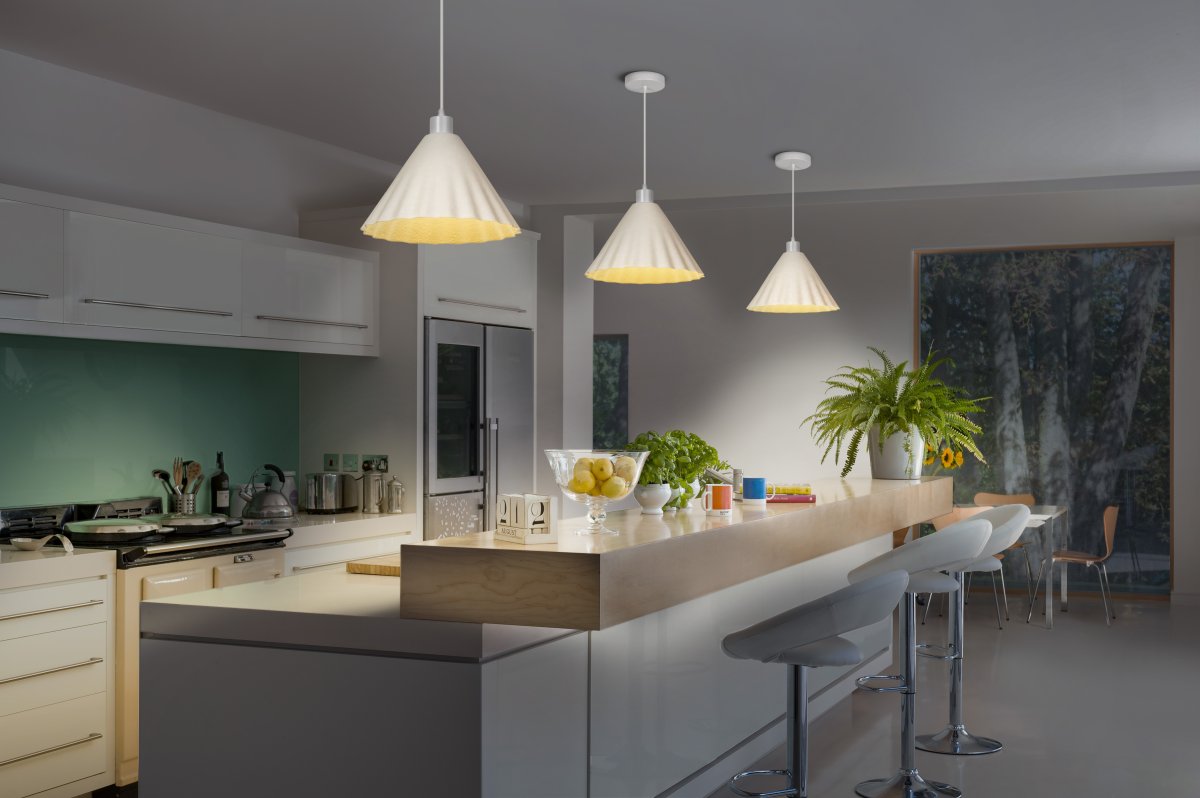 Pulp Ø30 Hvid loftslampe Fra Ledvance - Den dekorative sk&aelig;rm lavet af papir giver en flot spredning af lys ned.