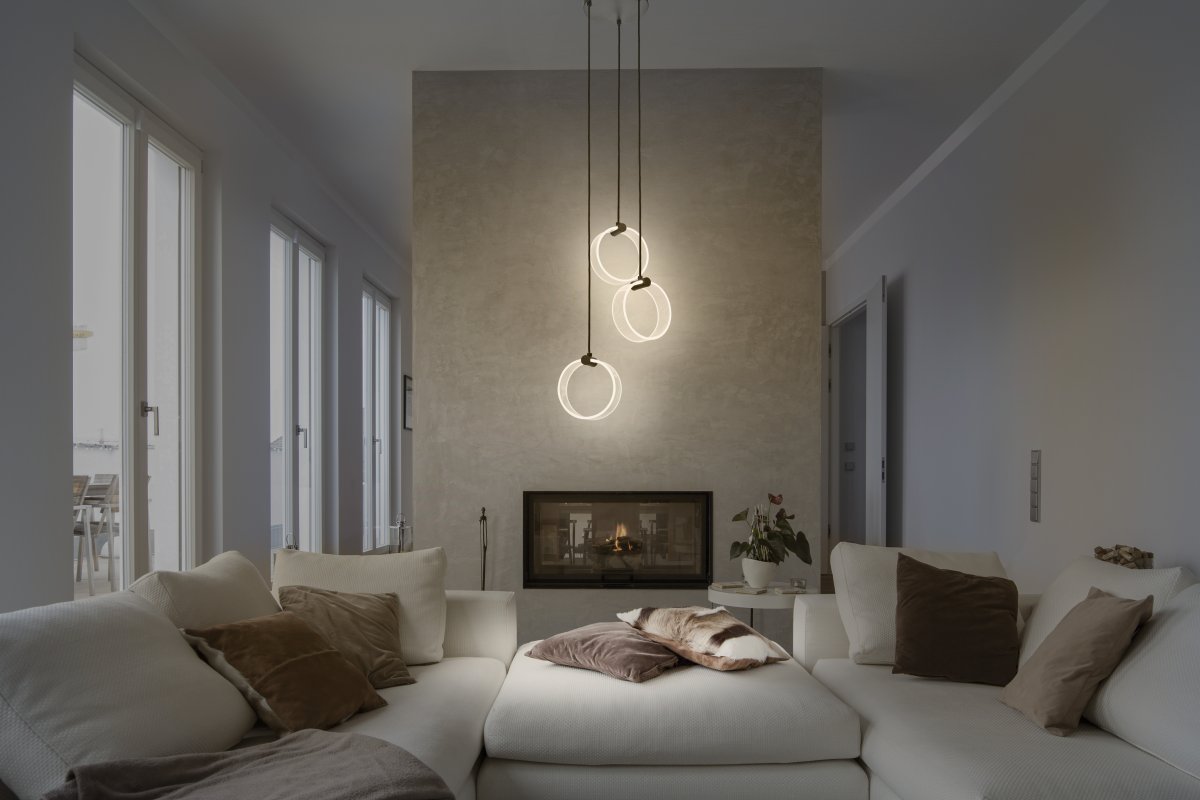 Circle PL Ø30 Sort loftslampe Fra Ledvance - I første trin lyser lampen i et varmt hvidt lys på; 3000K, i anden fase skinner den i koldt hvidt lys på 4200K og i tredje skinner den i 6500K (dagslys).