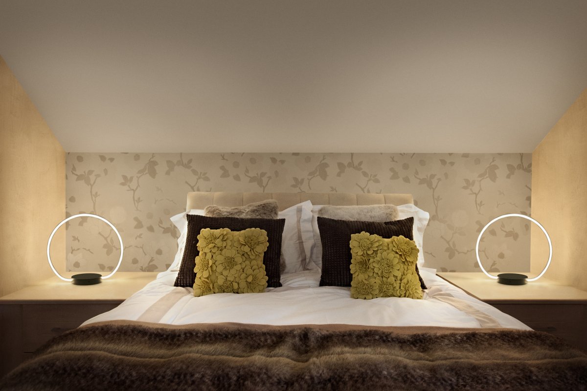 Aura 35cm Sort bordlampe Fra Ledvance - Lampan &auml;r 3 stegs dimbar med touch-str&ouml;mbrytaren p&aring; lampfoten s&aring; du kan justera ljusstyrkan efter behov.