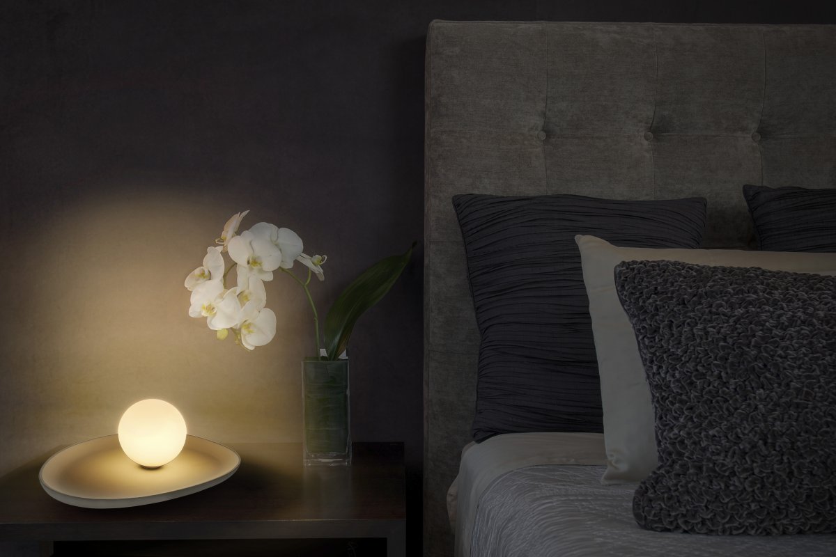 Concrete Nest 14cm Grå bordlampe Fra Ledvance - Glaskupan i opal som omfamnar ljusk&auml;llan skapar ett fint och bl&auml;ndfritt ljus i rummet.