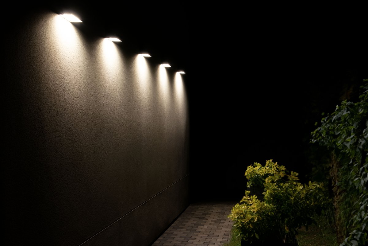 Bricklume Sensor Hvid solcellelampe Fra Ledvance - Den indbyggede PIR-bevægelsessensor og dagslyssensor tænder automatisk lampen, når der er bevægelse i mørket, hvilket giver både sikkerhed og energieffektivitet.