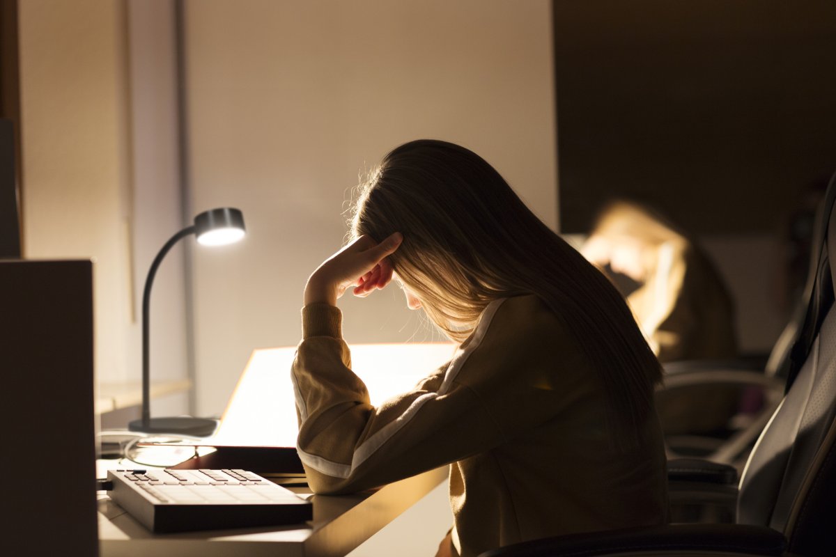 Office Cylinder 30cm Sort skrivebordslampe Fra Ledvance - B&aring;da ljusstyrkan och f&auml;rgtemperaturen g&aring;r att justera i tre steg med touchbrytaren p&aring; lampfoten.