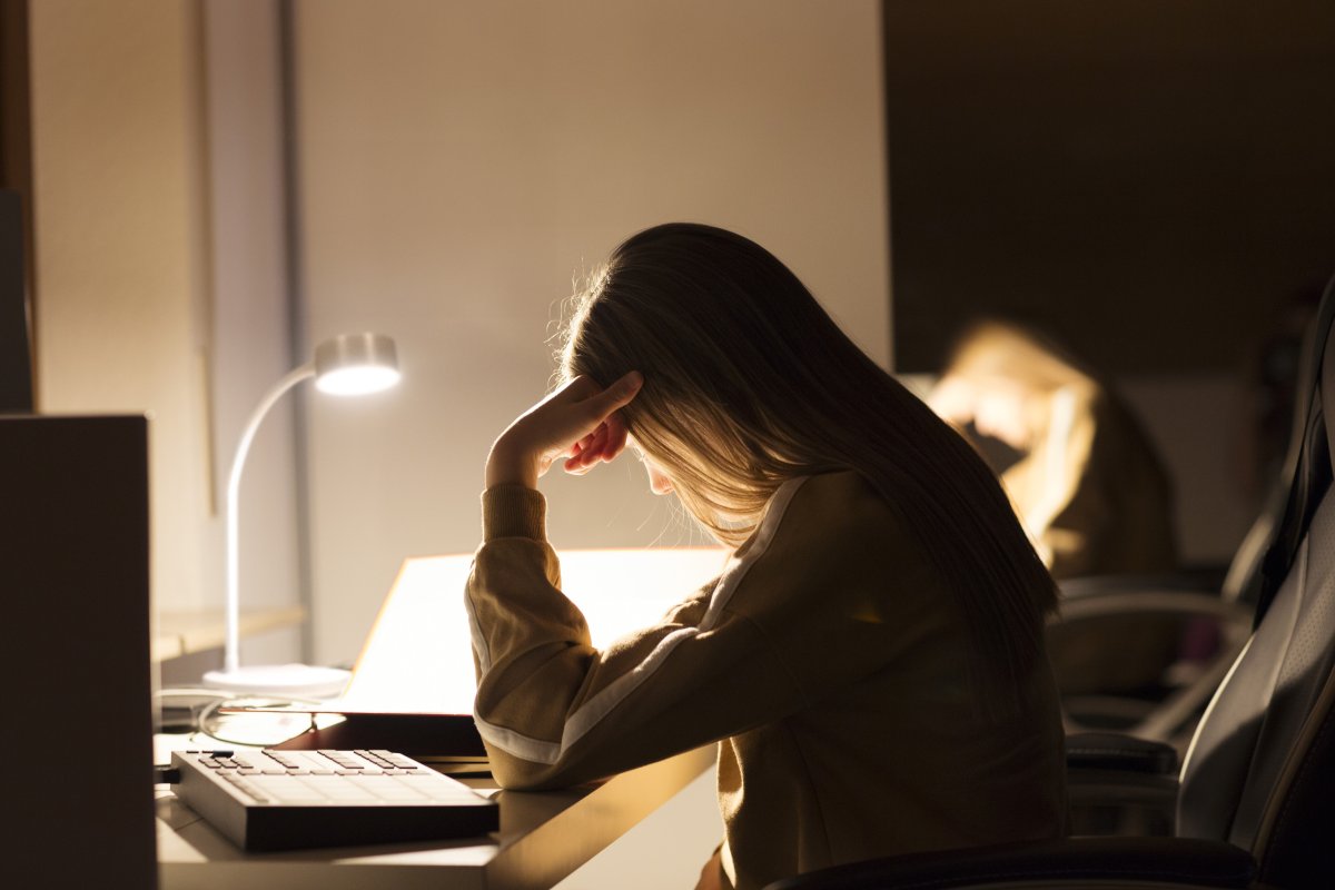 Office Cylinder 30cm Hvid skrivebordslampe Fra Ledvance - B&aring;da ljusstyrkan och f&auml;rgtemperaturen g&aring;r att justera i tre steg med touchbrytaren p&aring; lampfoten.