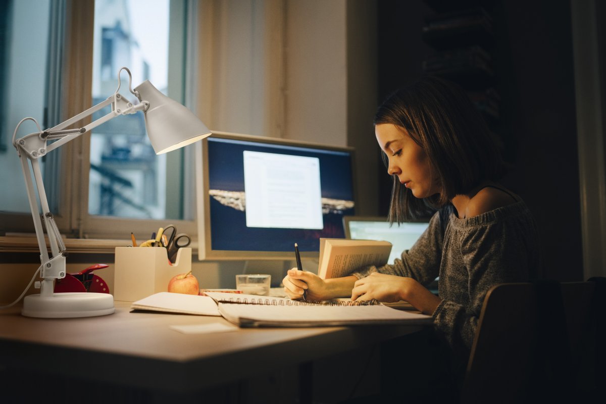 Office Pear 40cm Hvid skrivebordslampe Fra Ledvance - Armen med tv&aring; leder g&aring;r att vinkla och justera i h&ouml;jd och sidled vilket g&ouml;r det till en flexibel lampa, ut&ouml;ver det har den en vridbar sk&auml;rm f&ouml;r individuell inst&auml;llning av ljuset.