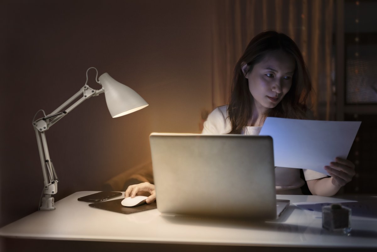 Office Pear Clip Hvid klemmelampe Fra Ledvance - Armen med tv&aring; leder g&aring;r att vinkla och justera i h&ouml;jd och sidled vilket g&ouml;r det till en flexibel lampa, ut&ouml;ver det har den en vridbar sk&auml;rm f&ouml;r individuell inst&auml;llning av ljuset.