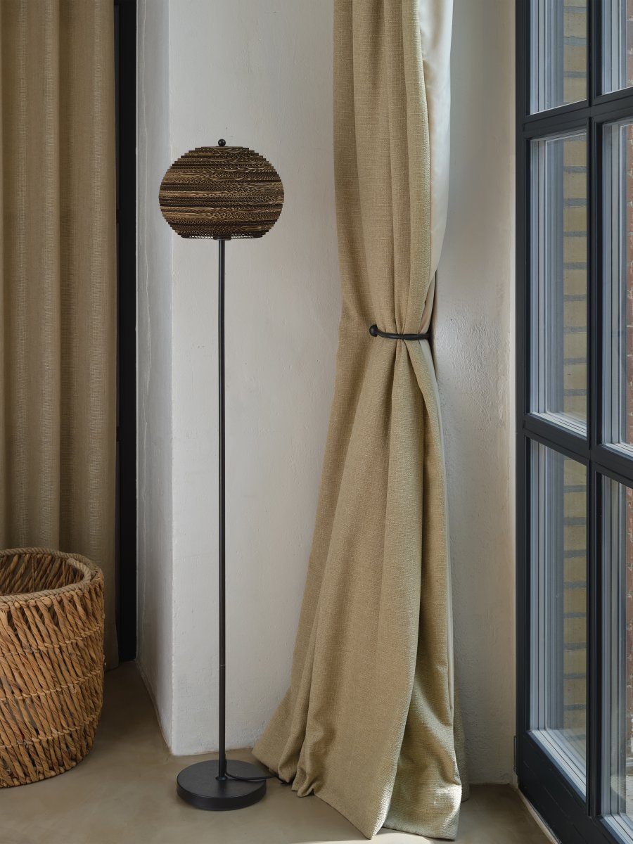 Cardboard Ball Brun gulvlampe Fra Ledvance - Sk&aelig;rmen lavet af flere lag pap skaber et smukt lysspil i rummet, n&aring;r det er oplyst og bidrager til en varm og naturlig atmosf&aelig;re.