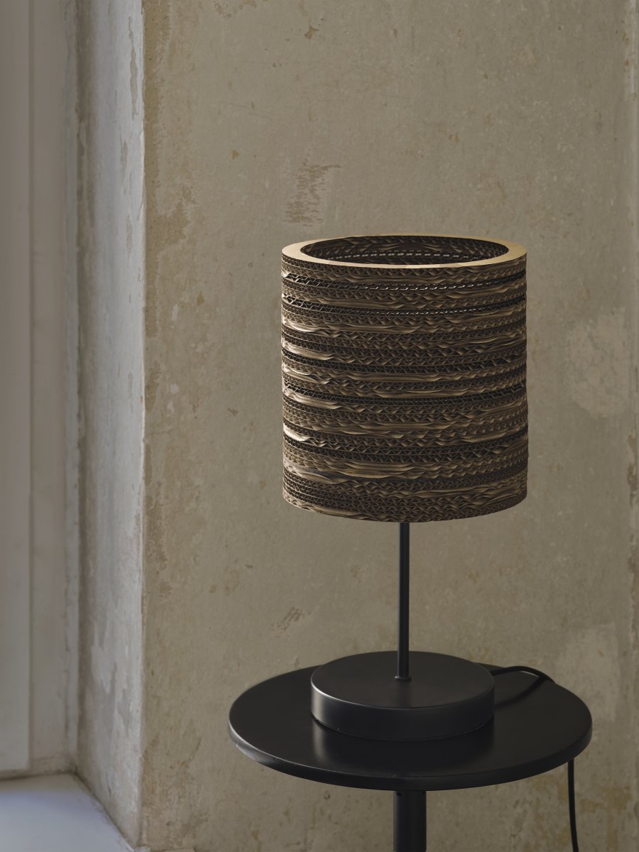 Cardboard Cylinder 38cm Brun bordlampe Fra Ledvance - Sk&aelig;rmen lavet af flere lag pap skaber et smukt lysspil i rummet, n&aring;r det er oplyst og bidrager til en varm og naturlig atmosf&aelig;re.