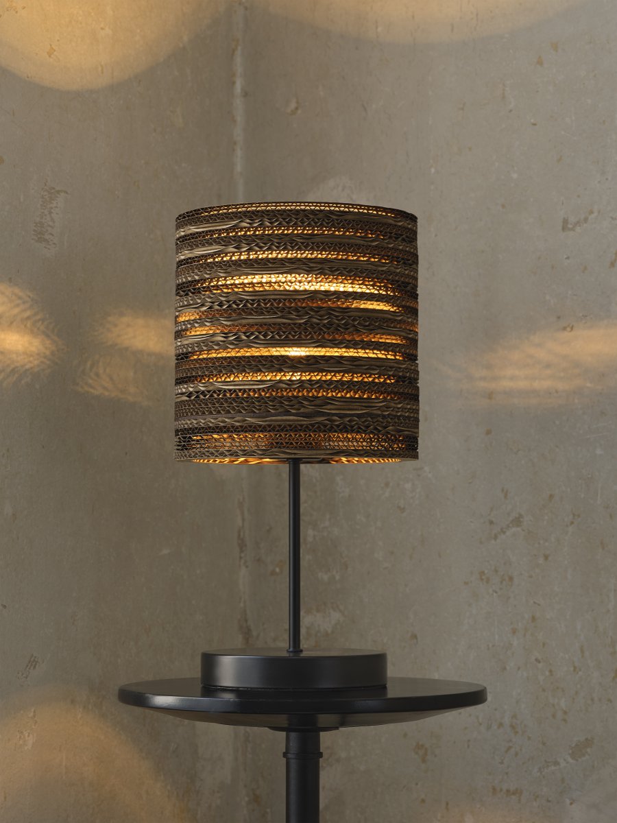 Cardboard Cylinder 38cm Brun bordlampe Fra Ledvance - Sk&aelig;rmen lavet af flere lag pap skaber et smukt lysspil i rummet, n&aring;r det er oplyst og bidrager til en varm og naturlig atmosf&aelig;re.