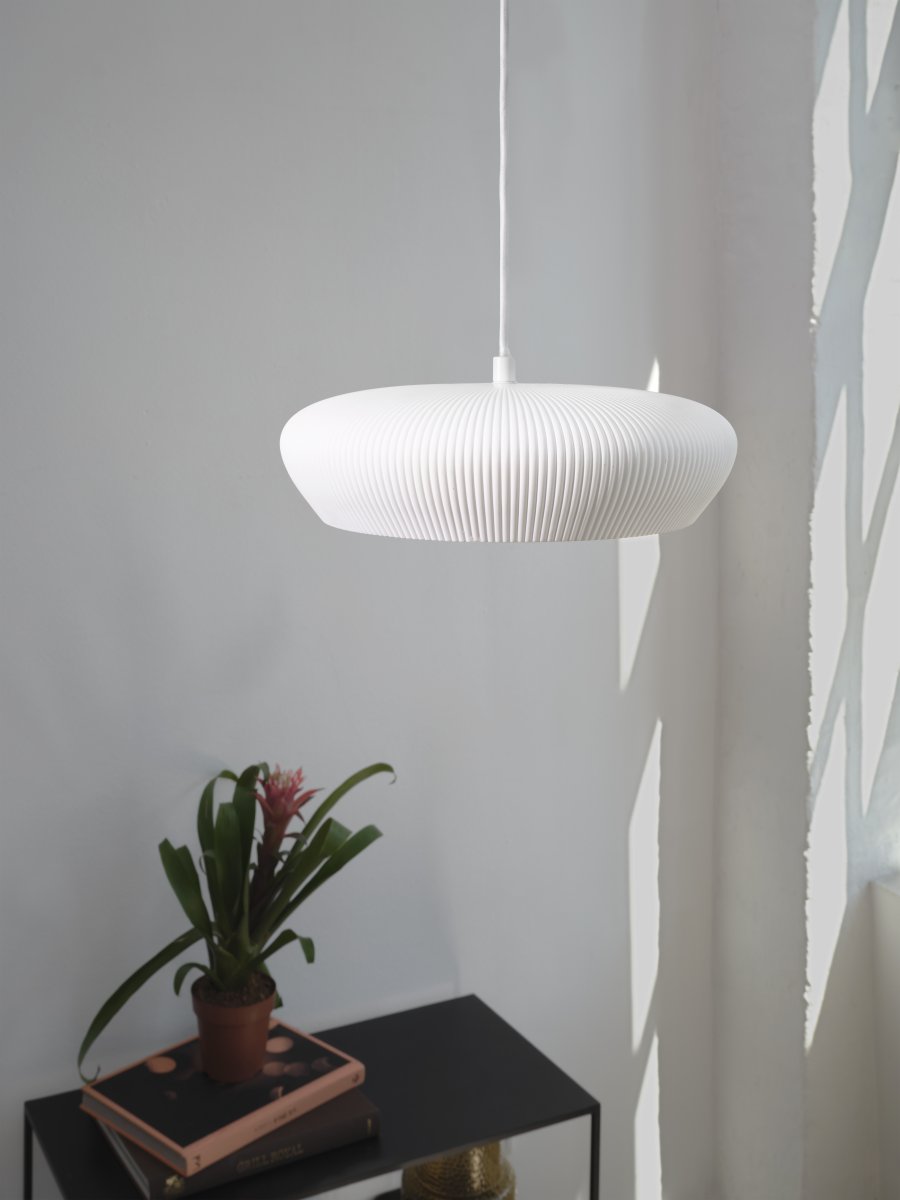 Plaster Pure Ø30 Hvid loftslampe Fra Ledvance - Den dekorative skærm støbt i gips giver en fin spredning af lys i rummet.